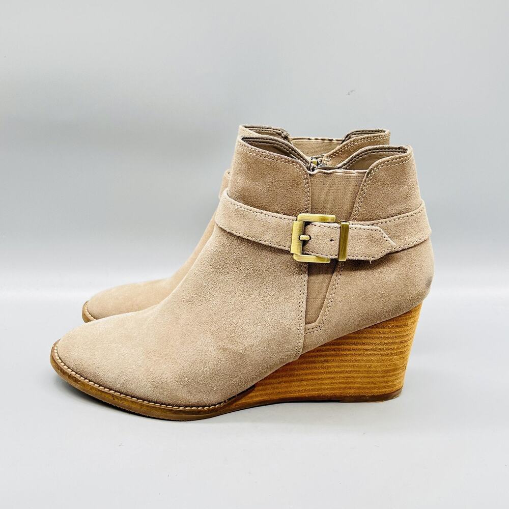 Blondo Boots Womens 9 Beige Suede Waterproof Ankle Wedge Buckle Strap Zip Shoes - Picture 4 of 11